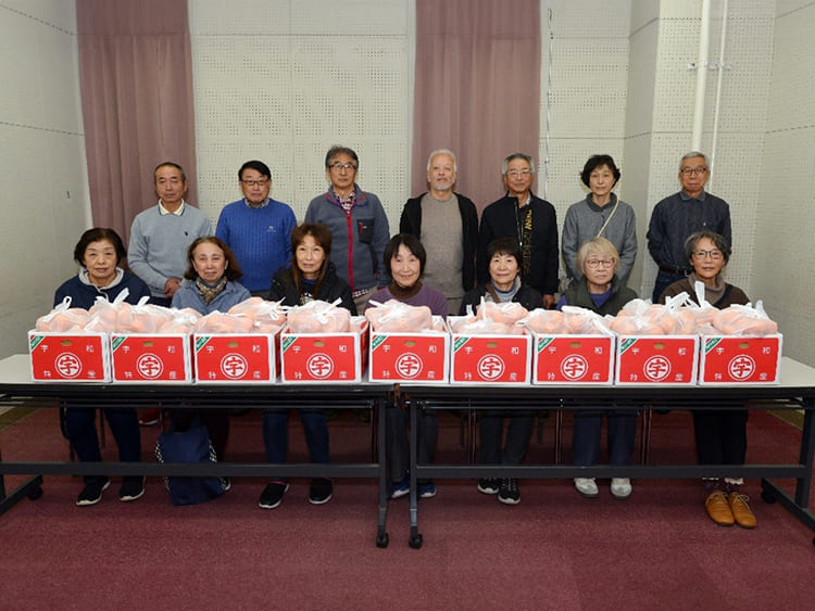 ひとり暮らし高齢者プレゼント配付の様子