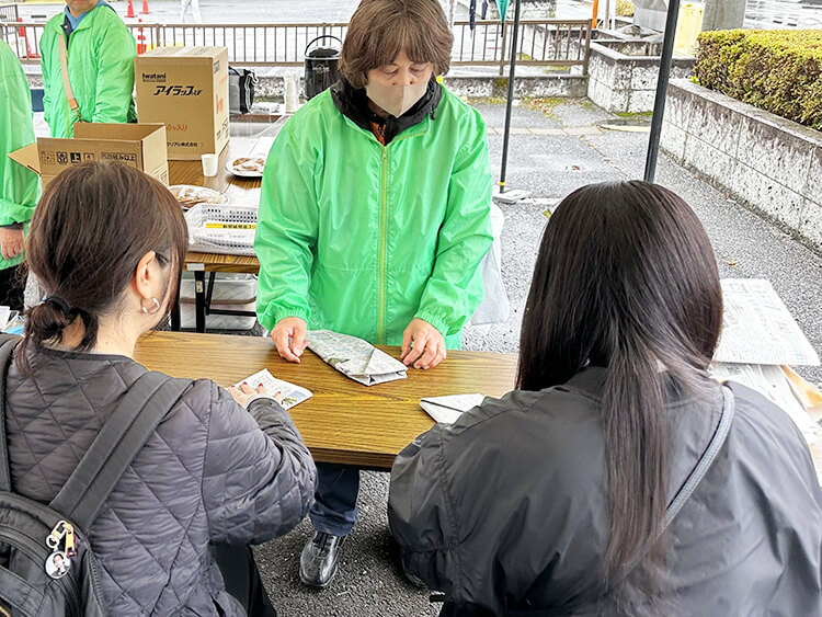 くにもとまつりでの地区社協ブース（新聞スリッパ作り）の様子