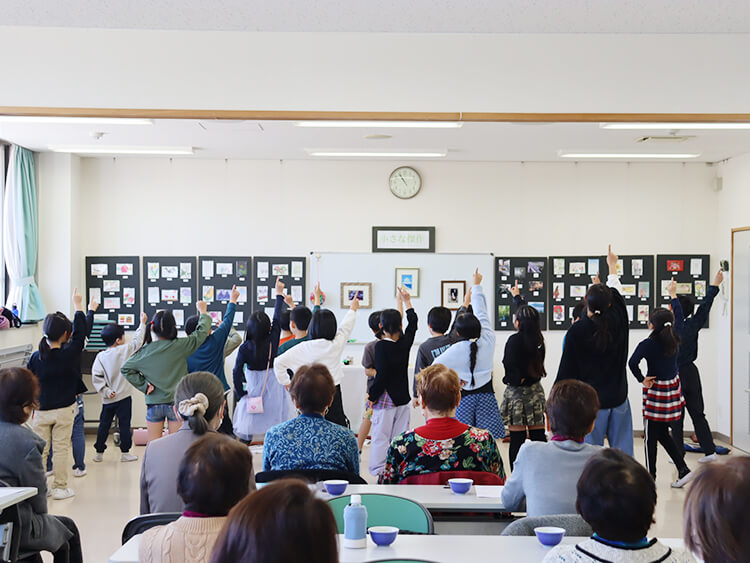 すみれ給食会での御幸小学校児童との交流の様子
