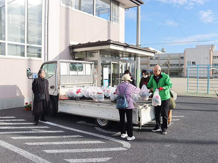 クリスマスプレゼント配付の様子