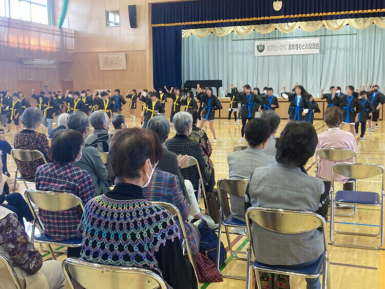 児童と高齢者の交流会の様子