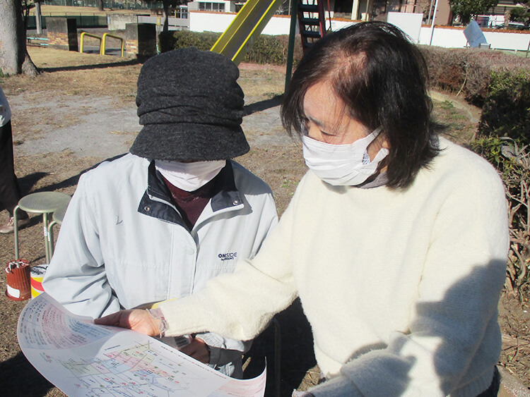 地域防災マップの配付を通した見守り活動の様子