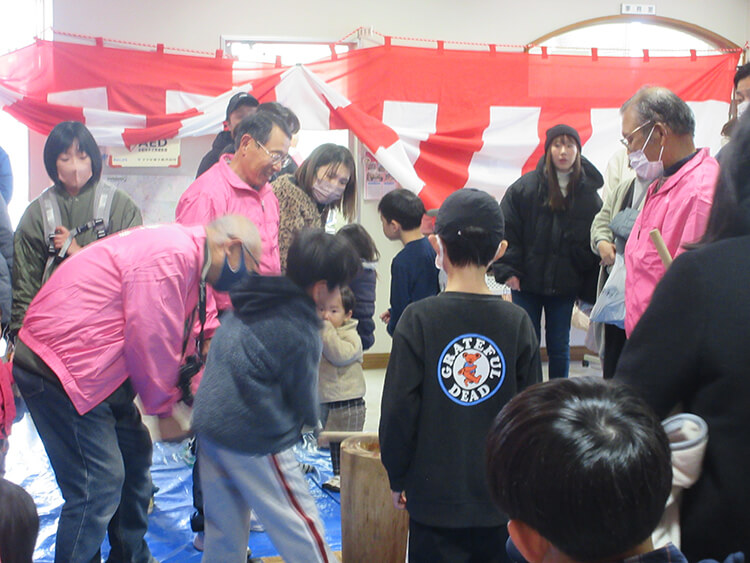 お楽しみ餅つき大会の様子