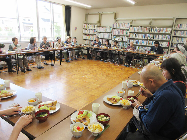 ひとり暮らし高齢者ふれあい会食事業の様子